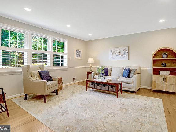 4th image of 8916 Moreland Ln