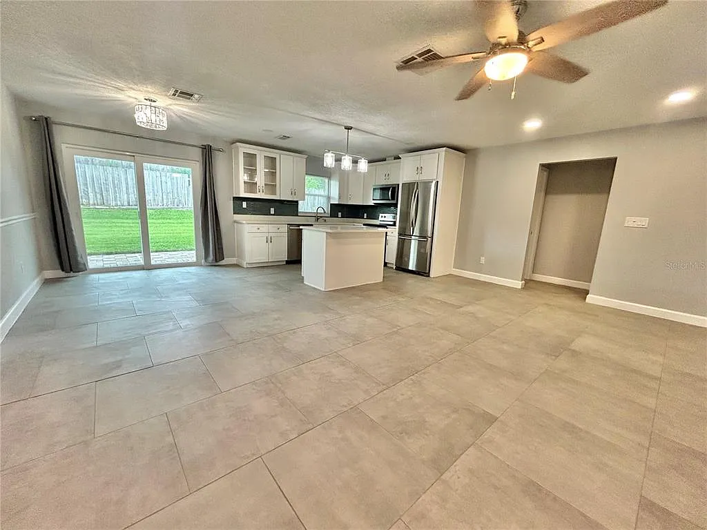 3 bed, 2.0 bath, 1222 sqft, $3,100 — Photo 3