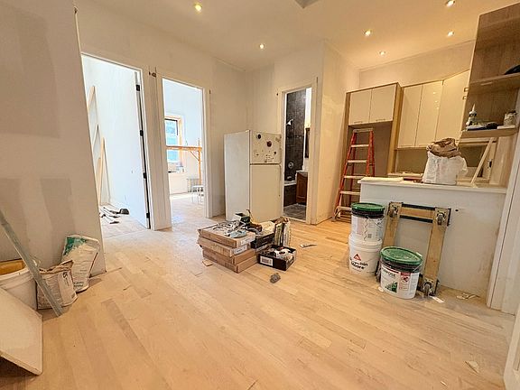 5th image of 185 Troutman St #2B