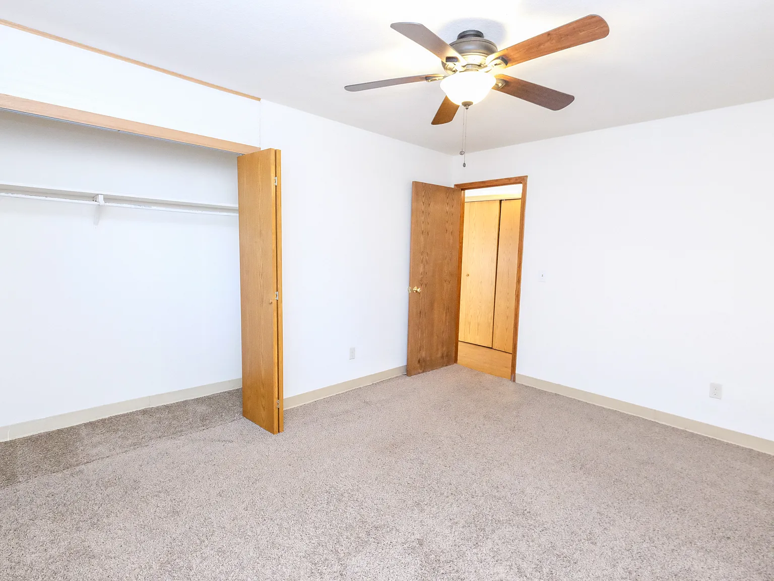 Emerson Apartments | 2537 — Photo 4