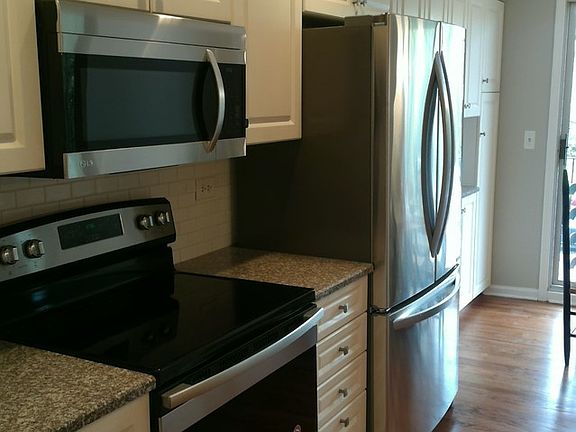 3rd image of 90 Franklin Pl E APT 209