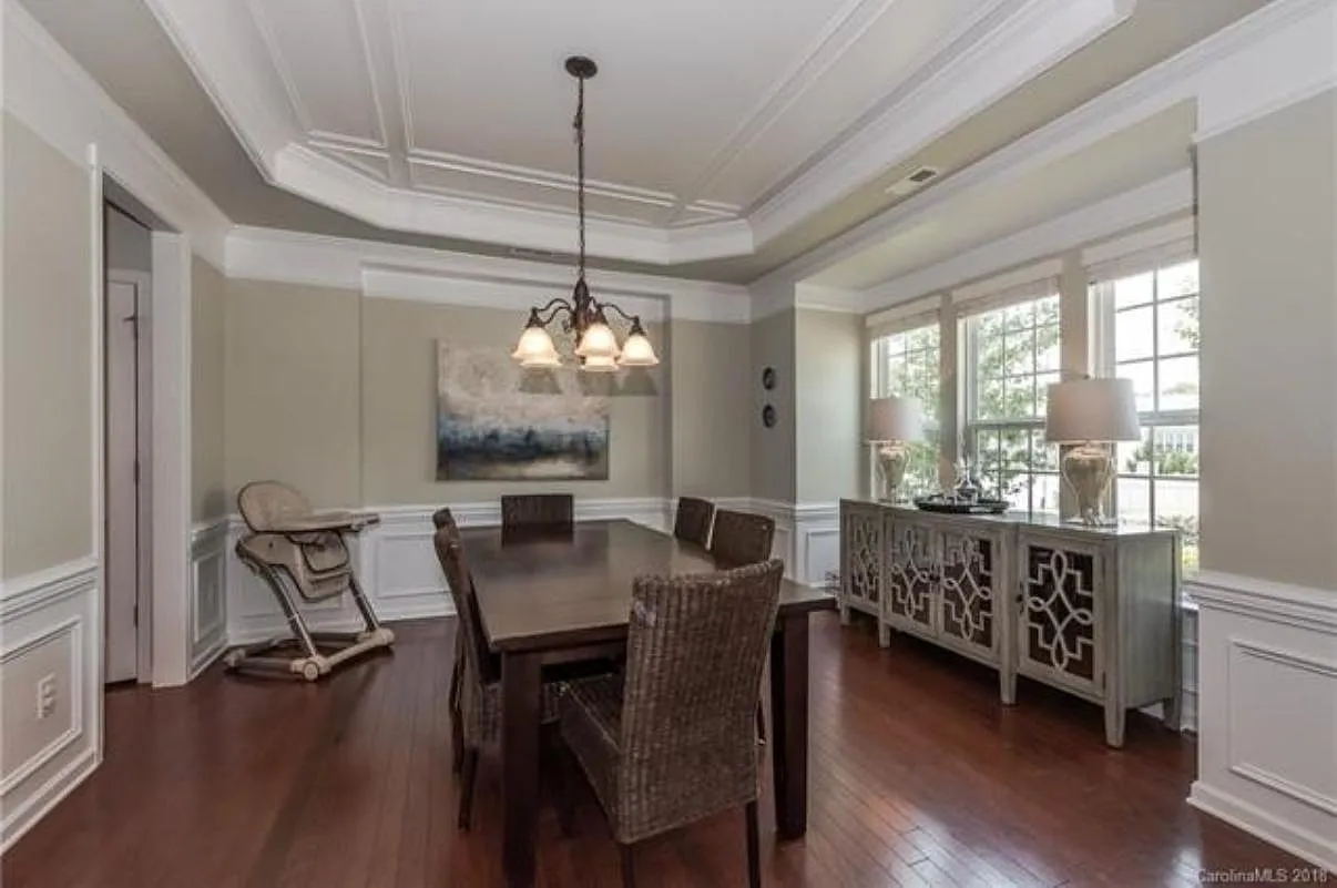 5 bed, 2843 sqft, $3,350 — Photo 3