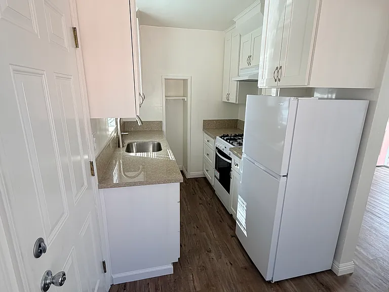 Sunset Park Apartments — Photo 30