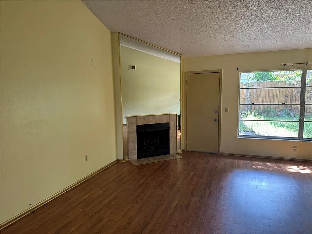 3 bed, 2.0 bath, 1530 sqft, $2,300 — Photo 2