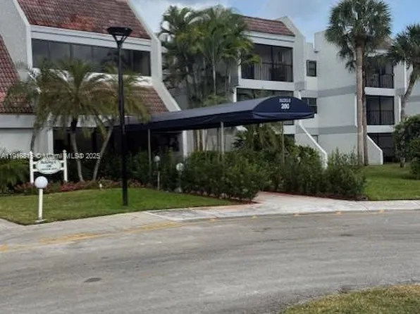 200 Lakeview Dr APT 102, Weston, FL 33326