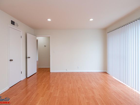 3rd image of 210 Rose Ct APT 8