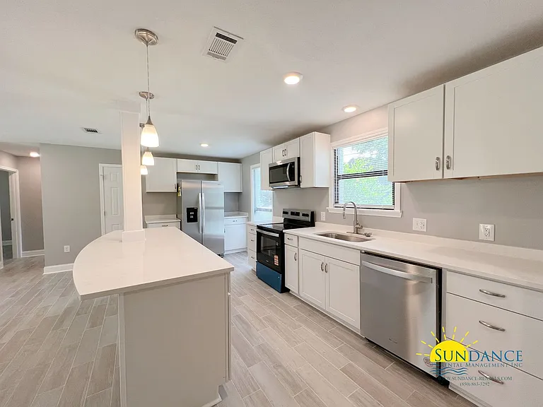795 Bay St — Photo 4