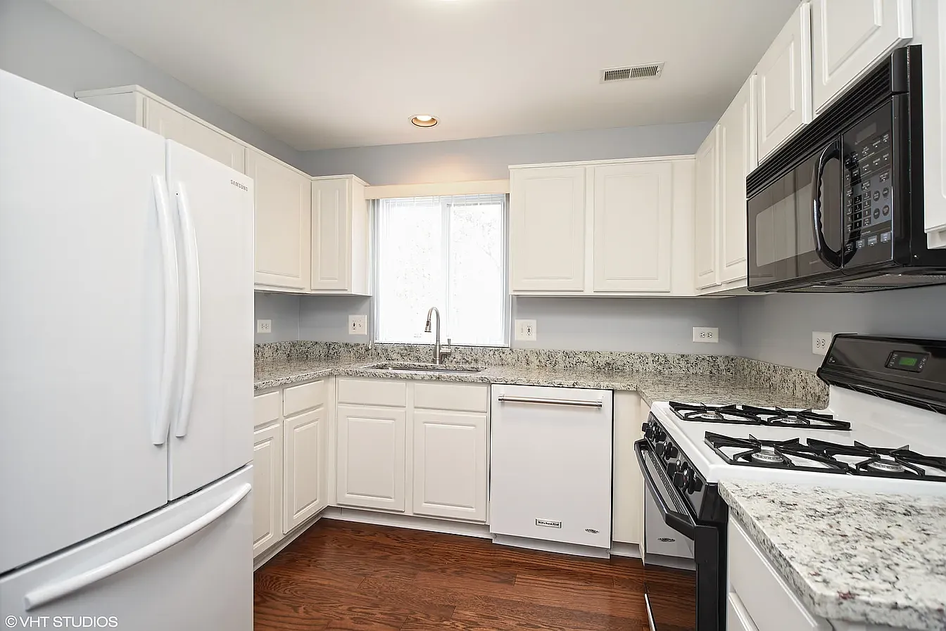 2 bed, 1.5 bath, 1300 sqft, $2,400 — Photo 4