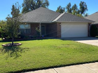 712 E Linden Ln, Mustang, OK 73064
