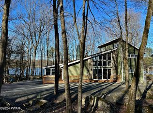 111 Corral Ln, Hawley, PA 18428