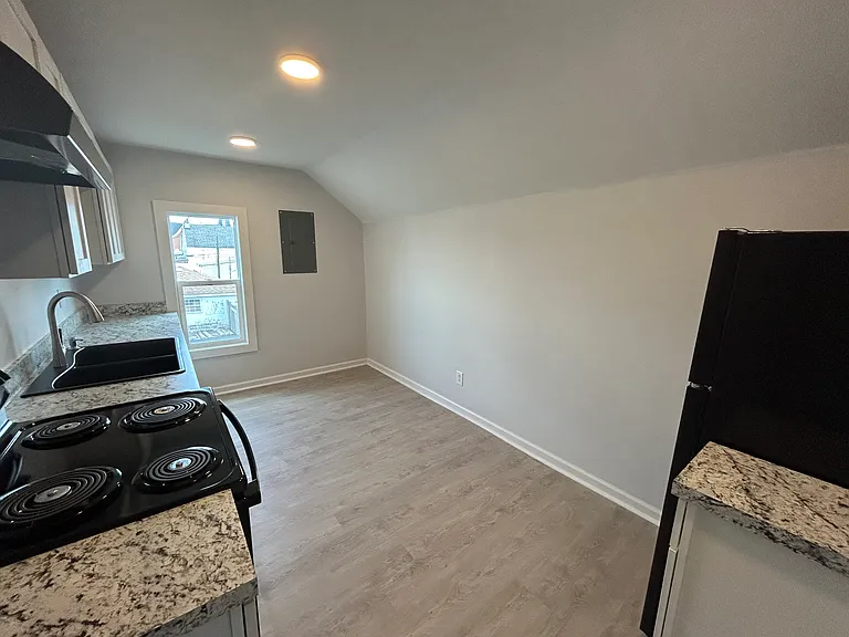 705 N Main St #B — Photo 5
