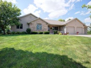 201 Clover Ln, Philo, IL 61864