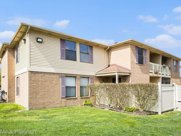 61144 Greenwood Dr, South Lyon, MI 48178