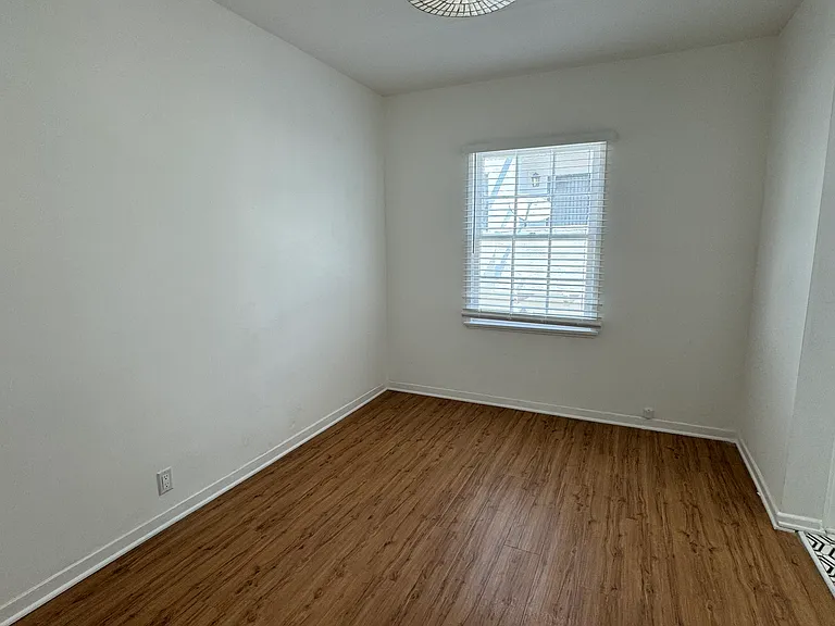 1401 Havenhurst Dr #6 — Photo 8
