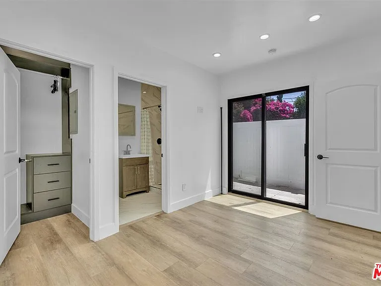 14121 Califa St — Photo 22