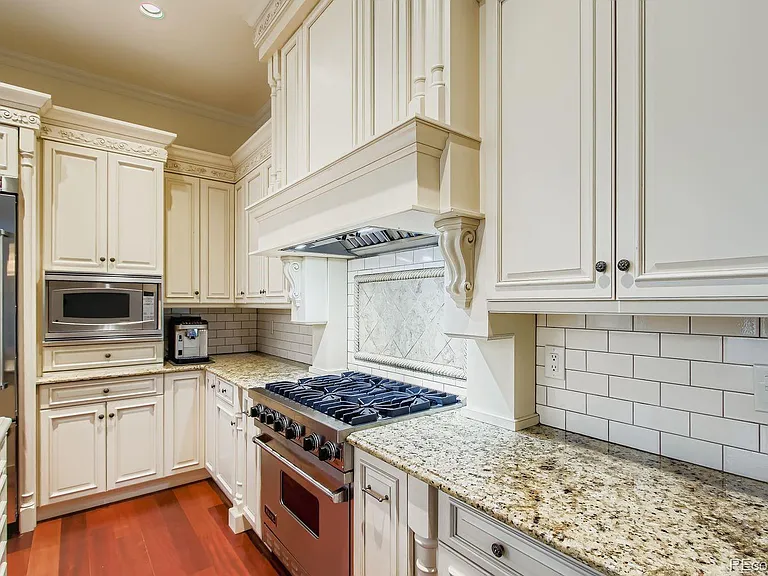 450 N Detroit St — Photo 10