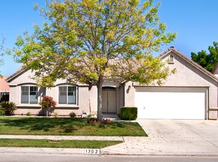 1702 Castle Way, Lemoore, CA 93245
