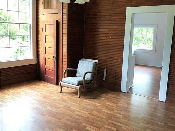 4th image of 2418 Dennis Ln