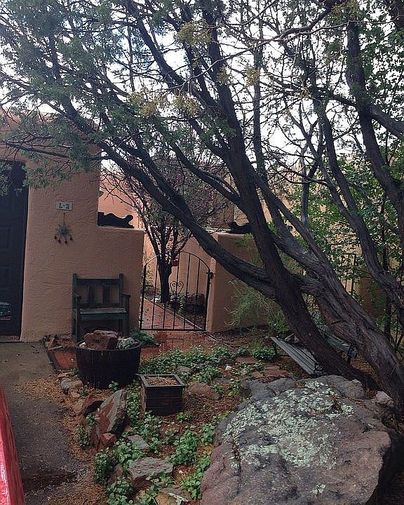 Front patio/courtyard 