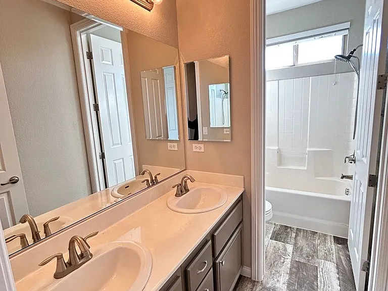10743 Knickerbocker Ave — Photo 32