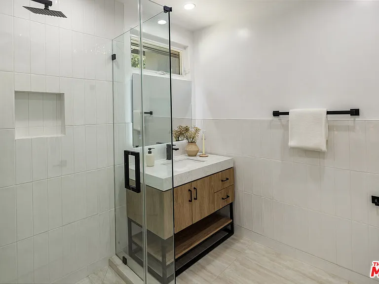 992 Napoli Dr — Photo 25
