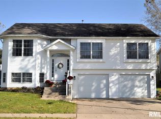 6721 Brookview Ln, Davenport, IA 52806