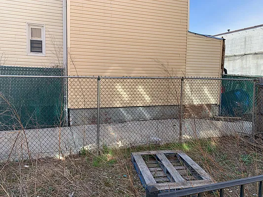 Rented by Premier Metro Realty Corp | media 23