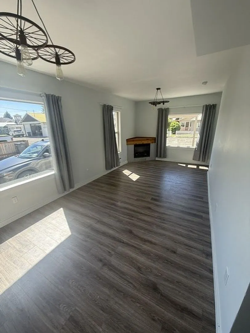 Great updated home on quiet downtown street, fenced yard. — Photo 4