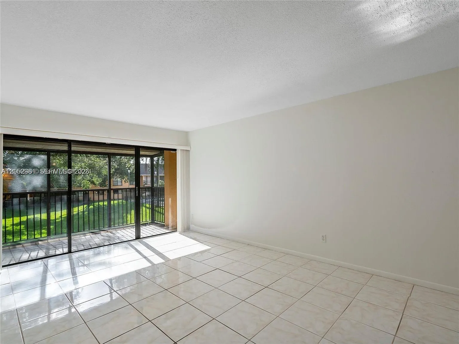 Hampton Court Condo — Photo 4
