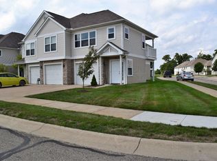 702 Fieldstone Cir E, Chelsea, MI 48118