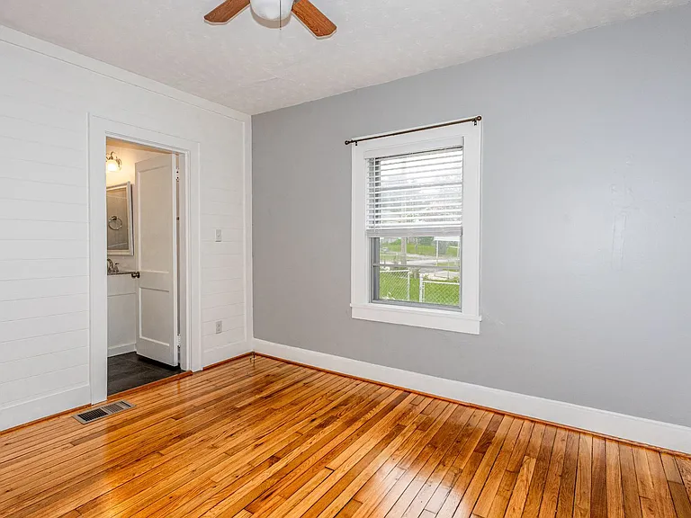 924 Hall St — Photo 27