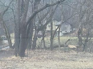 220 Packer Dr, Peytona, WV 25154