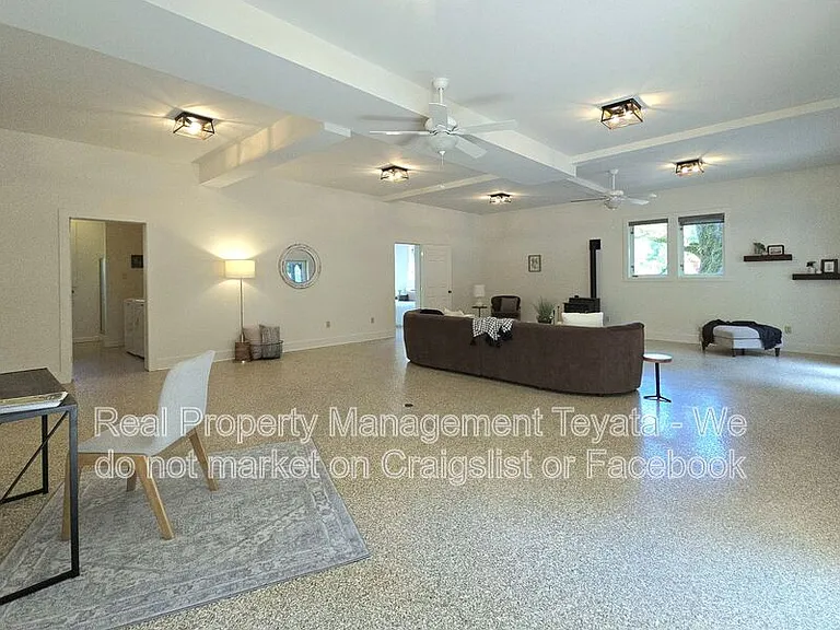 5560 Hillard Rd — Photo 10