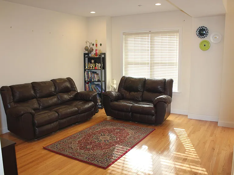 29 Apache Way — Photo 5
