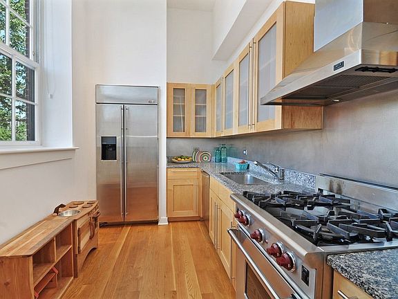 2nd image of 401 Hicks St #B-3b