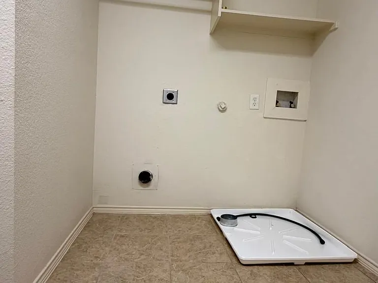 2205 Stoneleigh Pl — Photo 21