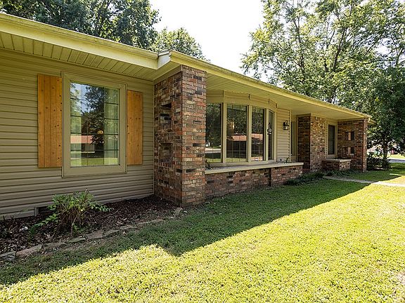 3rd image of 3009 W Parkwood Dr