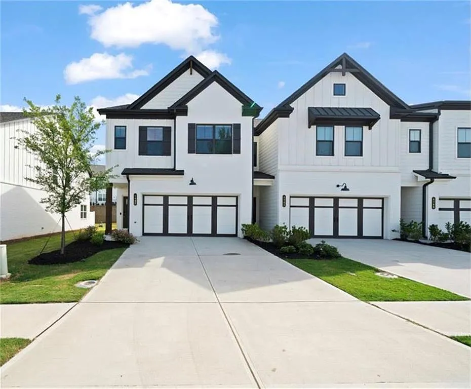 3 bed, 2.5 bath, 1894 sqft, $2,099 — Photo 1
