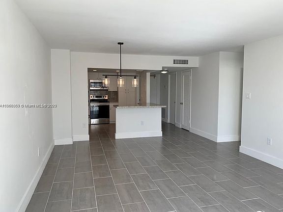 3rd image of 18031 Biscayne Blvd APT 203