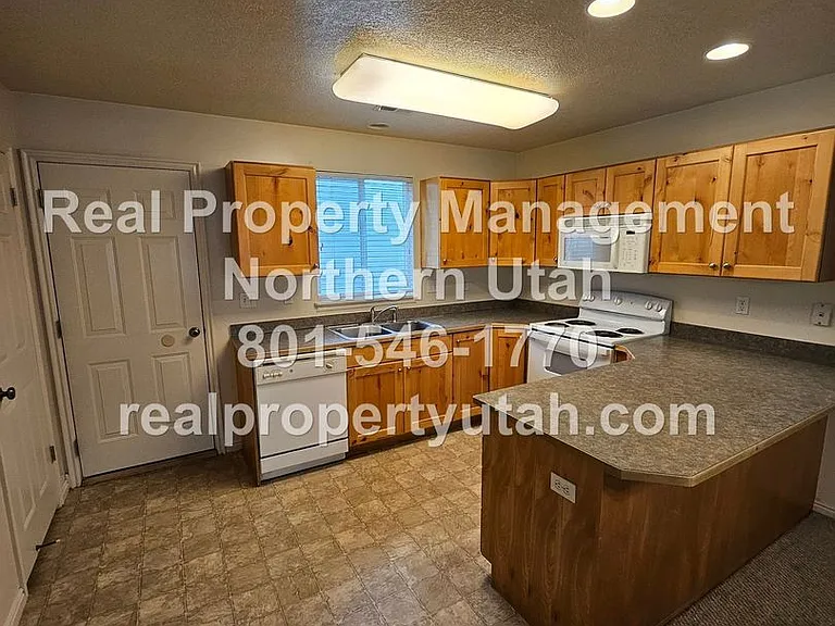 1419 S Blossom Ln — Photo 5