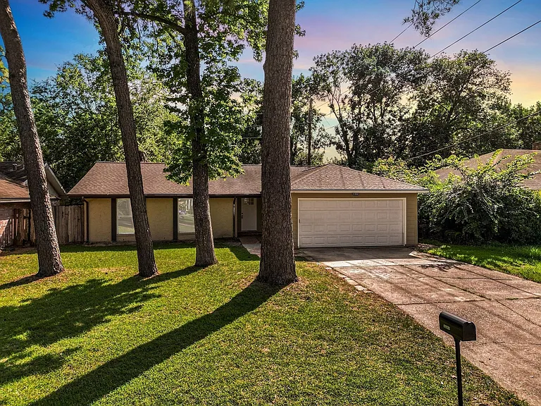 23207 Naples Dr — Photo 2
