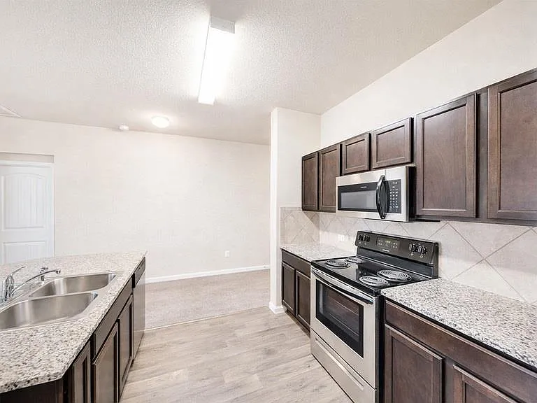 5913 Diamondleaf Bnd — Photo 7