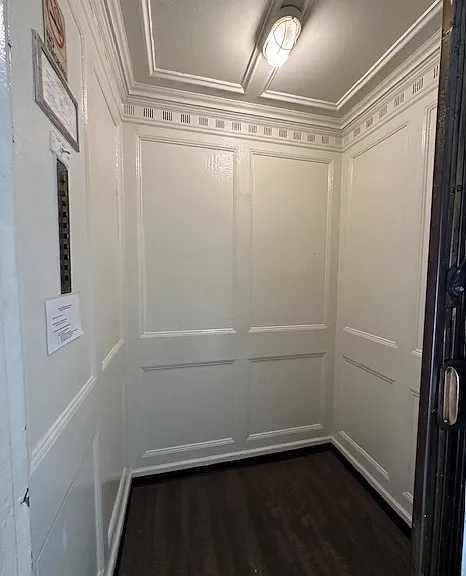 Elevator. Easy to move Queen orKing sized beds