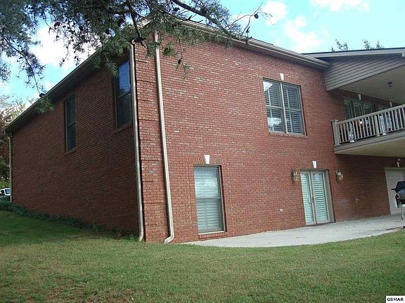 3rd image of 210 Lake Edge Ln