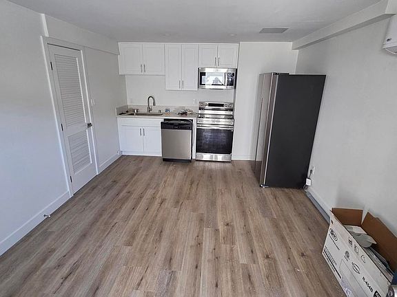 4th image of 988 El Camino Dr #105
