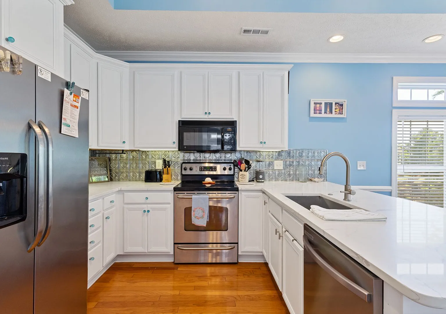 Winte Rental! Beautiful four-bedroom private home with updated appliances! Only a few blocks to t... — Photo 4