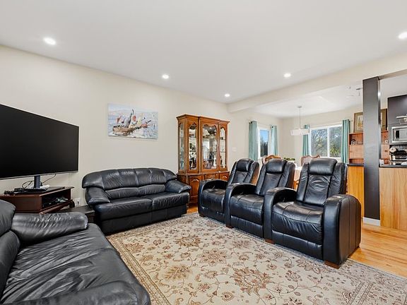 5th image of 5987 Brantford Ave