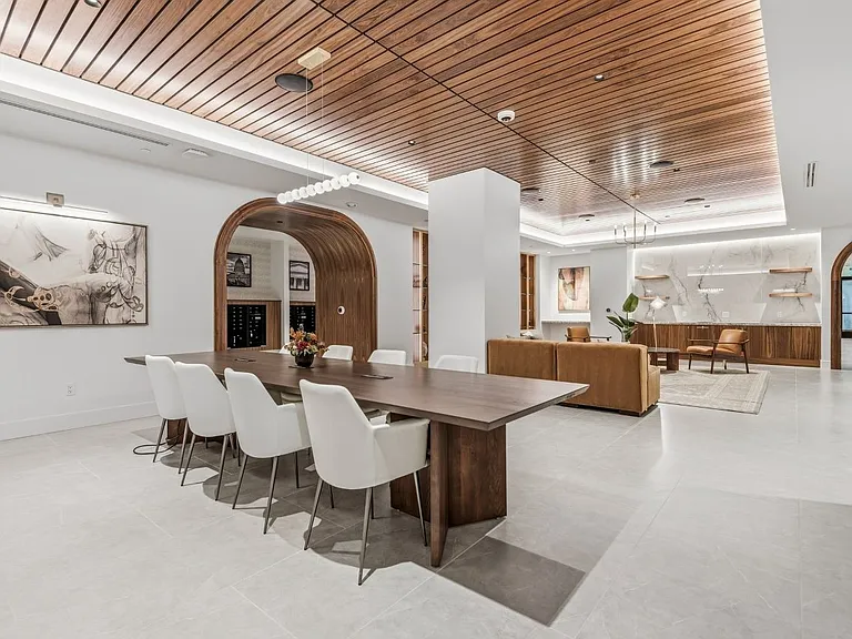 Seraph Luxury Downtown Apartments — Photo 31