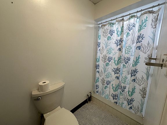 bathroom has space for a small shelving unit