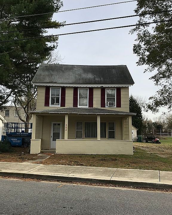 2nd image of 204 Market St